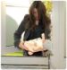 2. Baby ins Berner Babyfenster gelegt.
